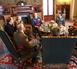 Su Majestad el Rey durante la audiencia con un grupo de generales de División y vicealmirantes